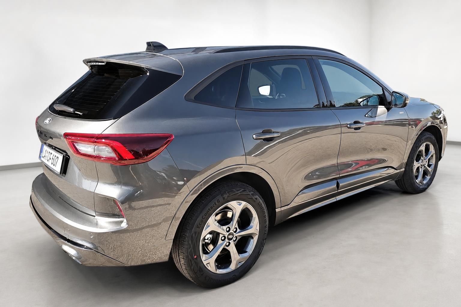 Ford Kuga Heckansicht schräg grau metallic mit Alufelgen