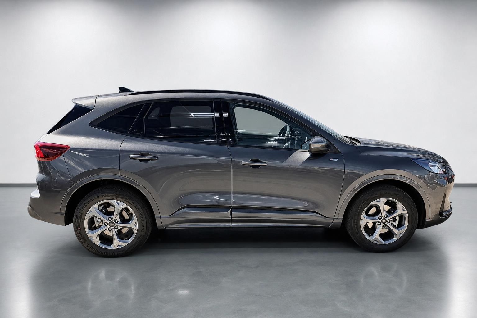 Ford Kuga Seitenansicht grau metallic im Studio