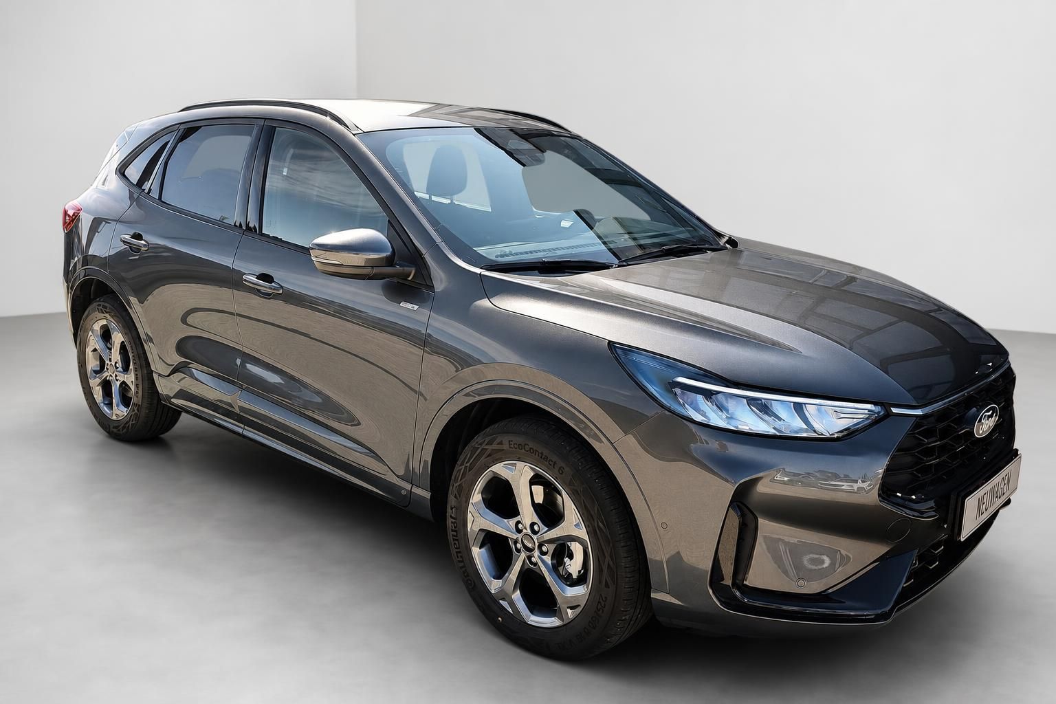 Ford Kuga Frontansicht schräg grau metallic Neuwagen