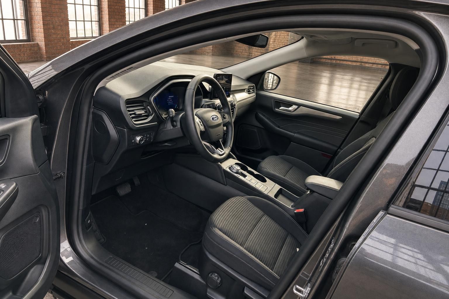 Ford Kuga Innenraum mit Cockpit, Lenkrad und Vordersitzen