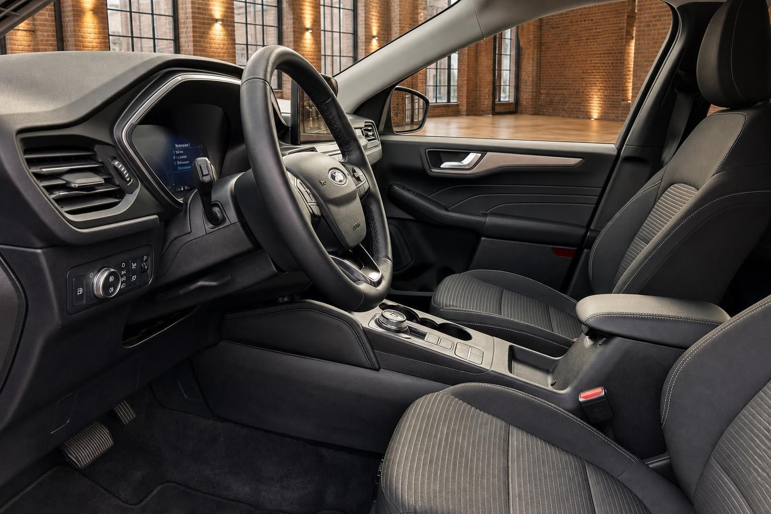 Ford Innenraum Vordersitze und Mittelkonsole in schwarz