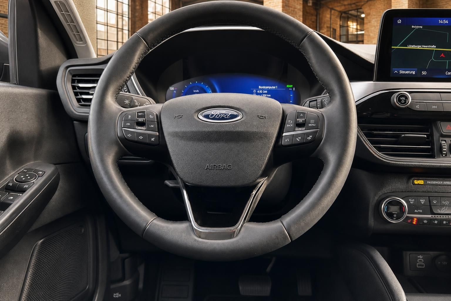 Ford Lenkrad Nahaufnahme mit Bedienelementen und Display
