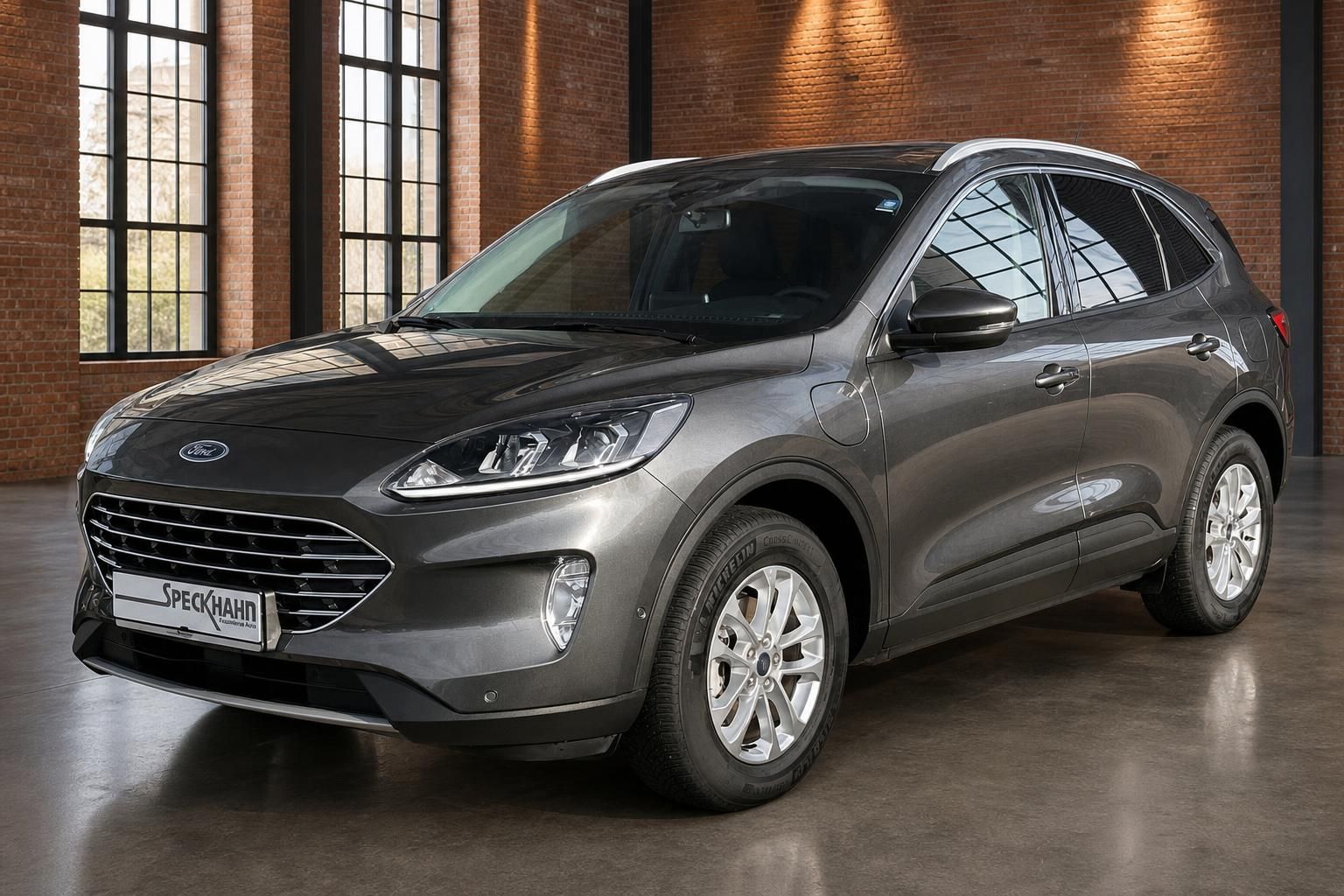 Ford Kuga grau metallic Frontansicht SUV in Loft-Showroom