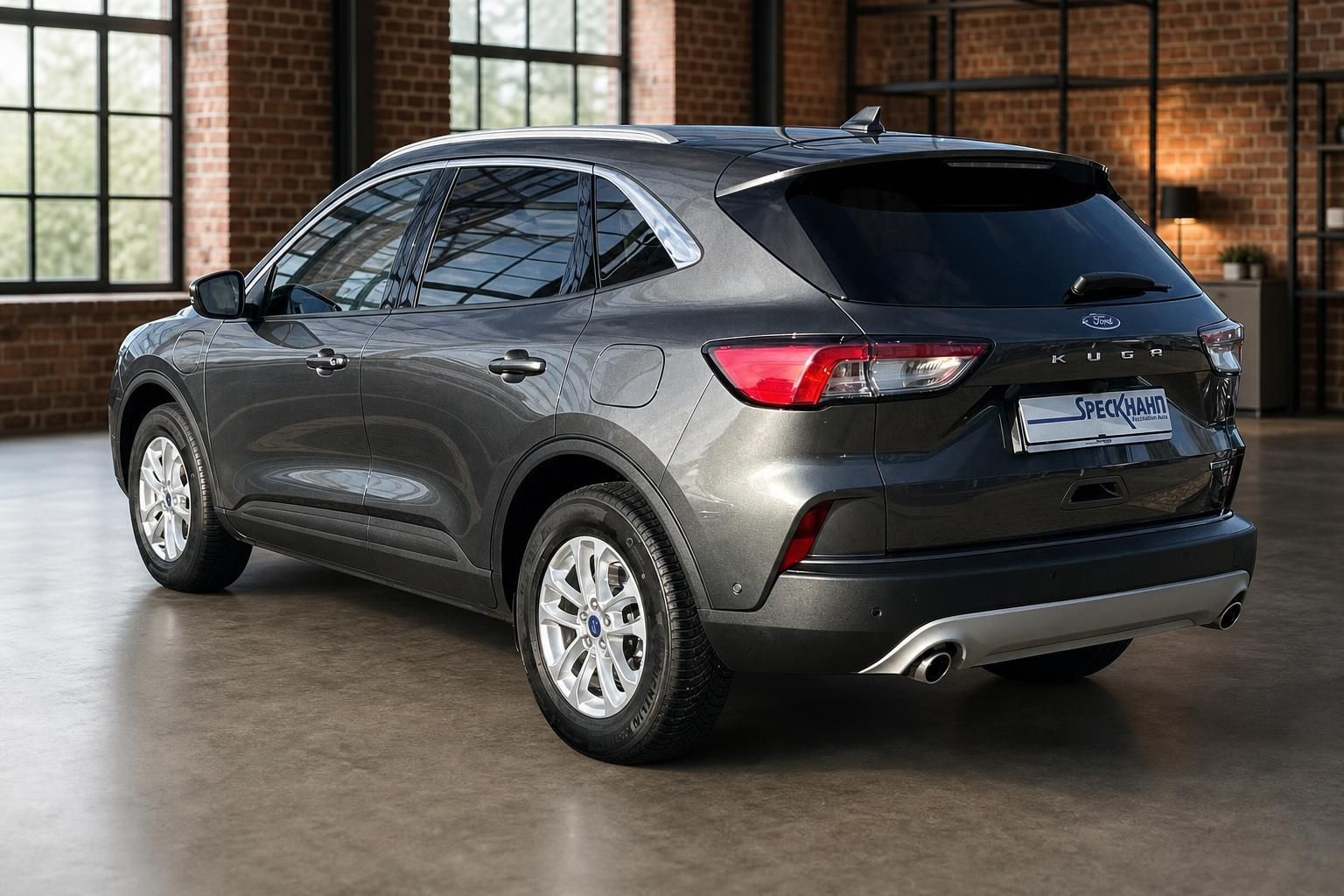 Ford Kuga grau Seitenansicht Heck SUV im Showroom
