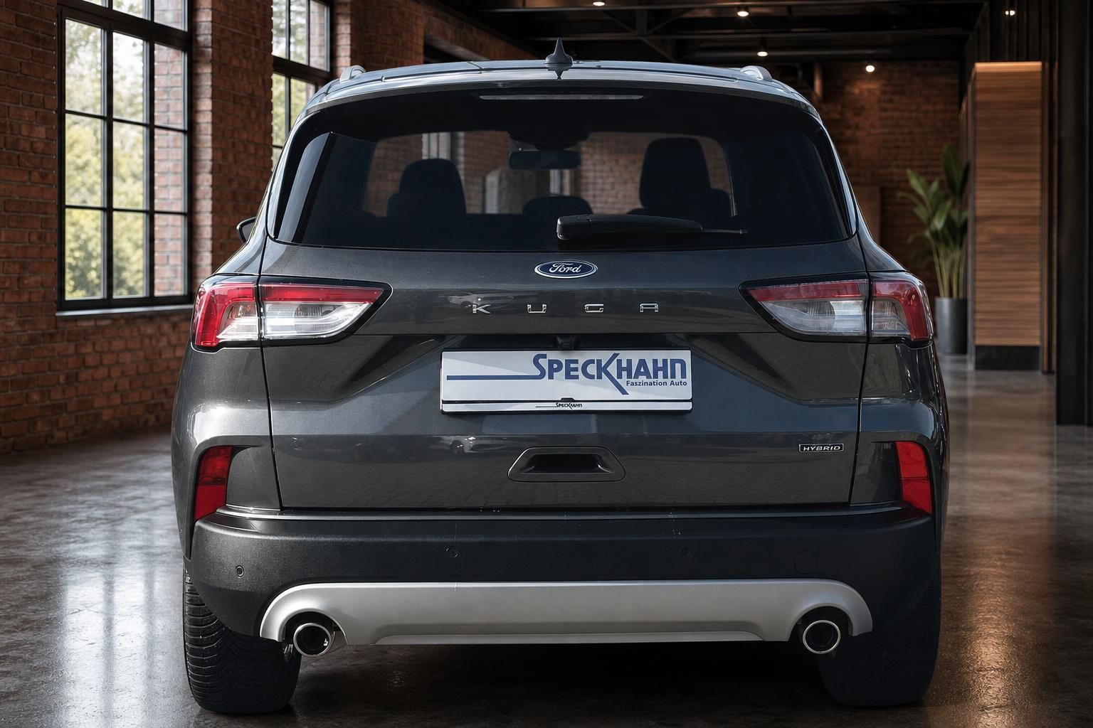 Ford Kuga Hybrid grau Heckansicht direkt Fahrzeugfoto