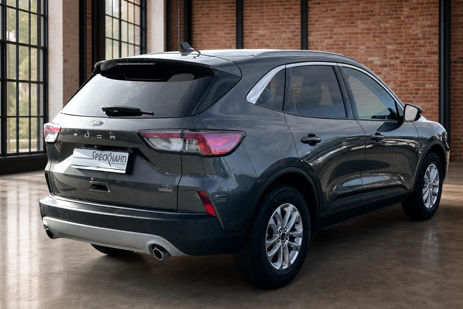 Ford Kuga Hybrid grau Heckansicht SUV Studio Fahrzeugfoto