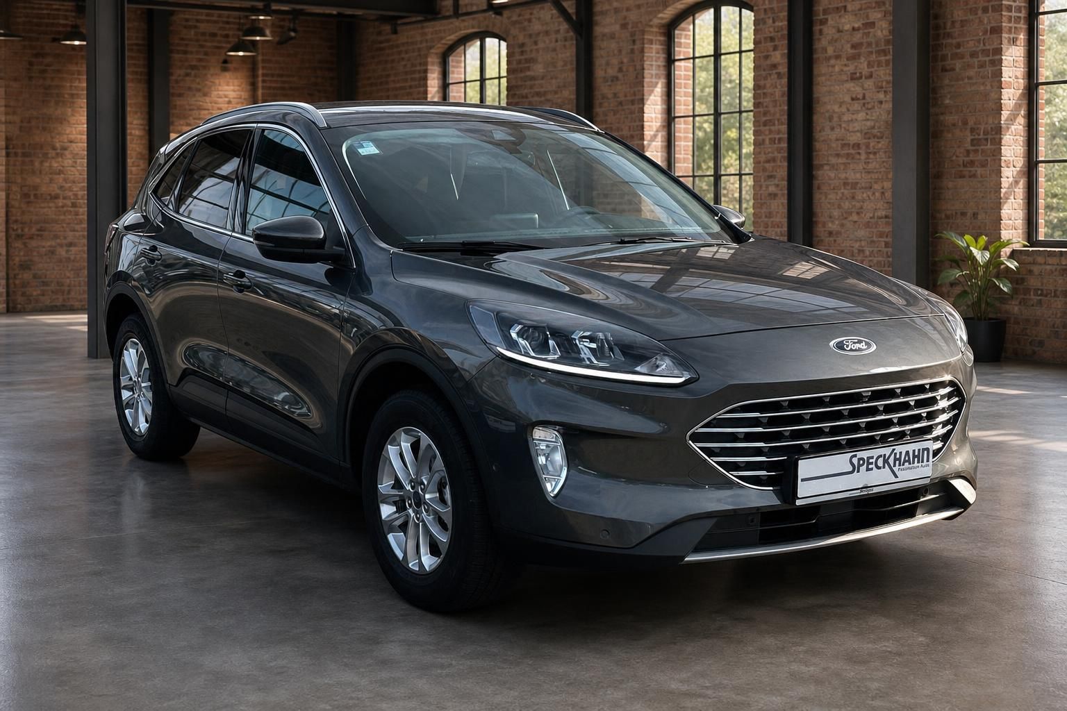 Ford Kuga grau Frontansicht schraeg SUV Autohaus Showroom
