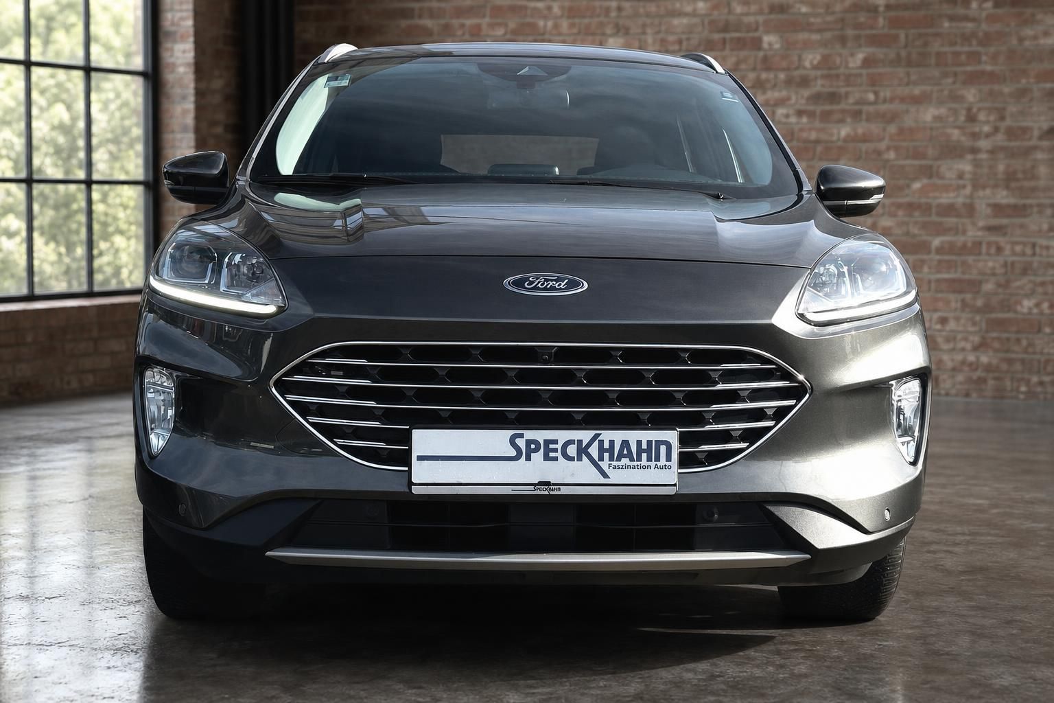 Ford Kuga in Grau, Frontansicht mit Kuehlergrill und LED-Scheinwerfern