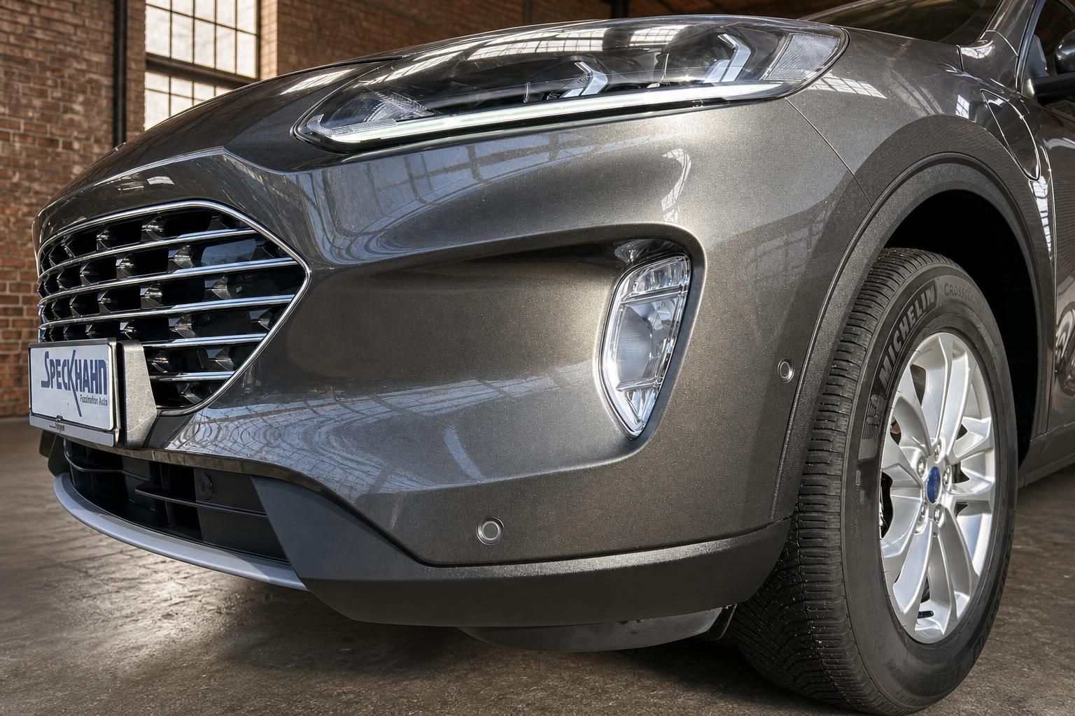 Ford Kuga Nahaufnahme Frontstossstange, Scheinwerfer und Felge