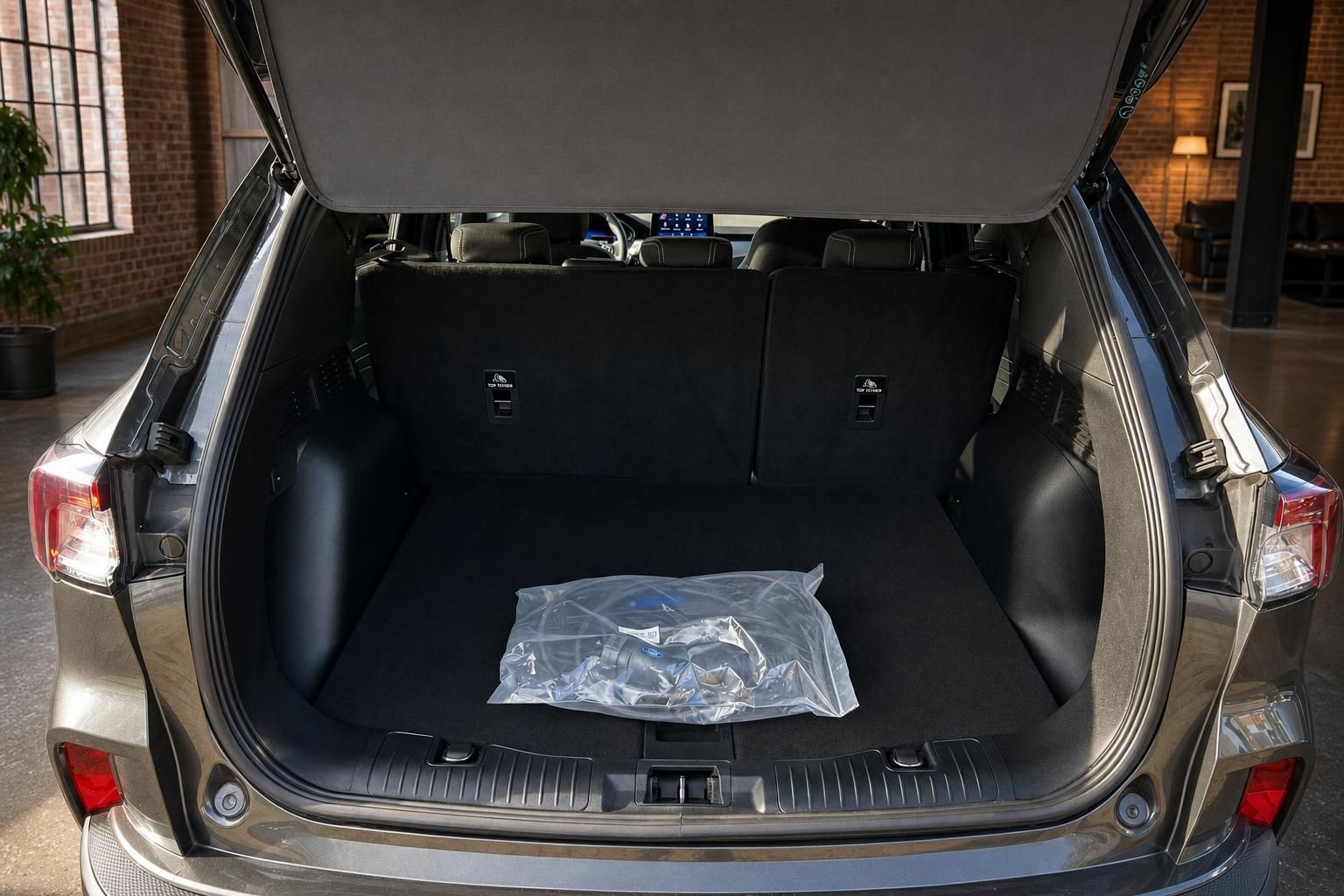 Ford Kuga Kofferraum mit geoeffneter Heckklappe und viel Stauraum