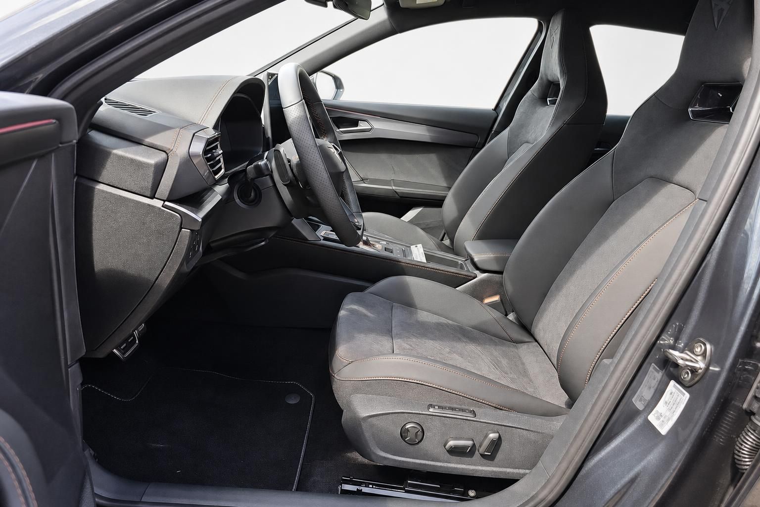 Cupra Formentor Innenraum Sportsitze und Cockpit