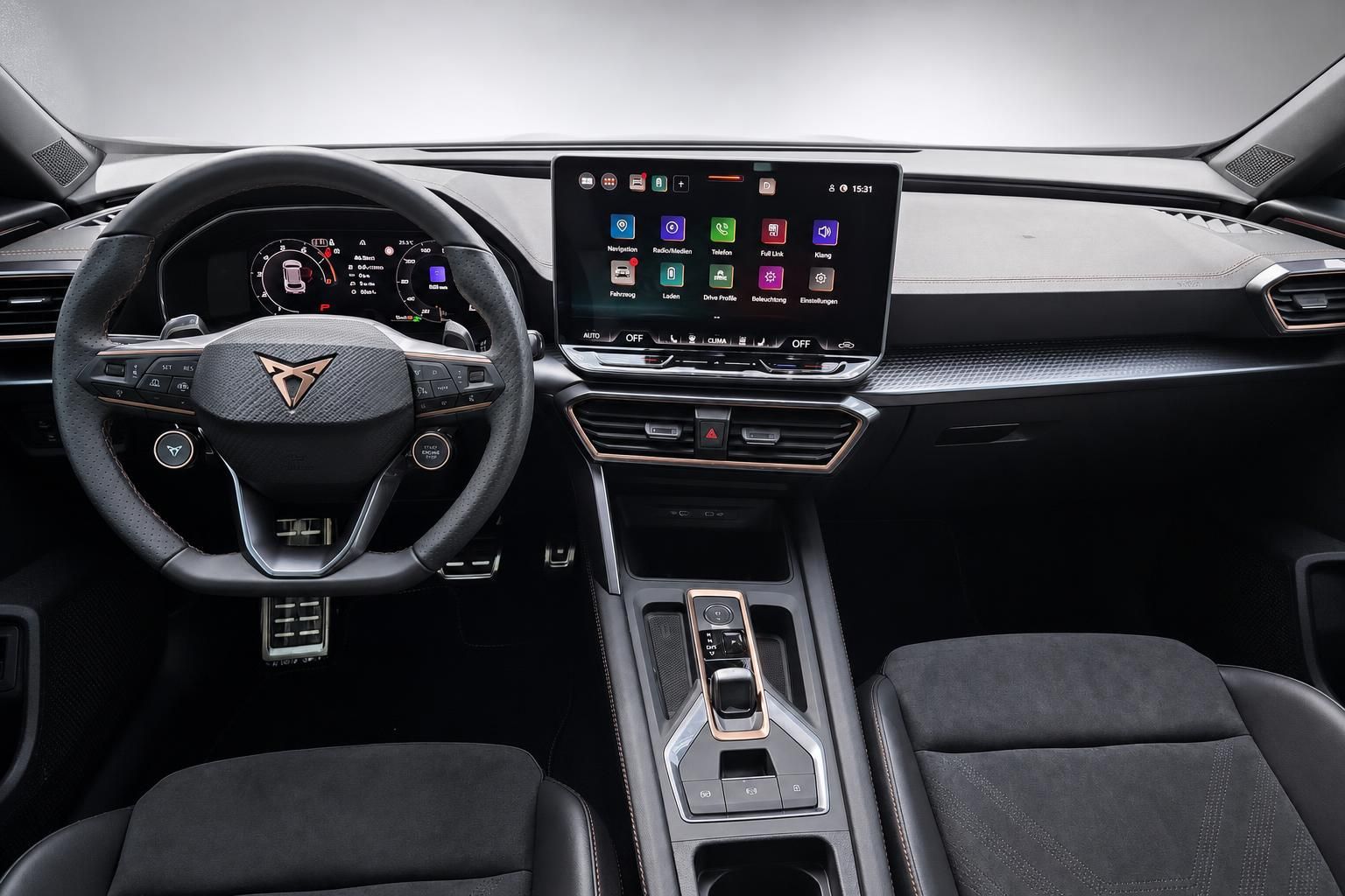 Cupra Innenraum mit Cockpit, Lenkrad und digitalem Infotainment-Display