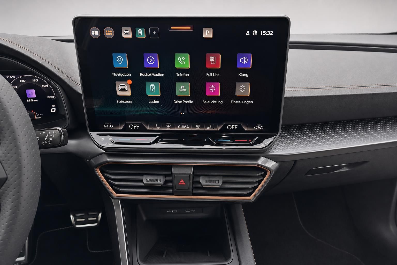 Infotainment-Bildschirm im Cupra mit Navigation und Klimasteuerung