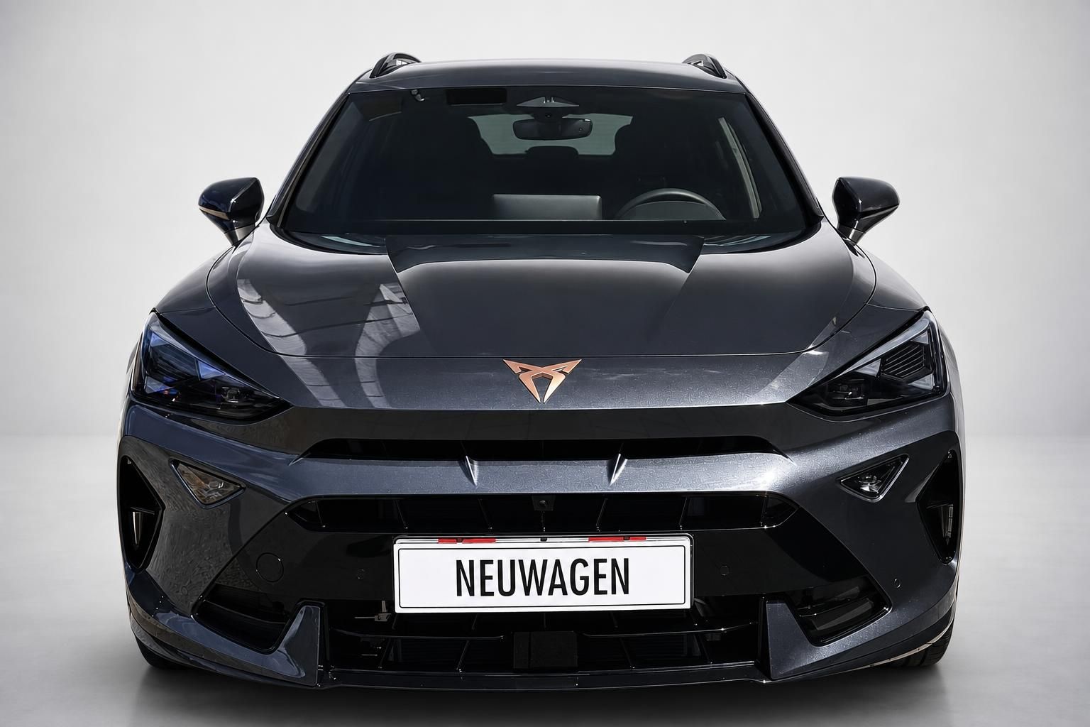 Cupra Formentor Frontansicht in Grau mit markantem Kuehlergrill