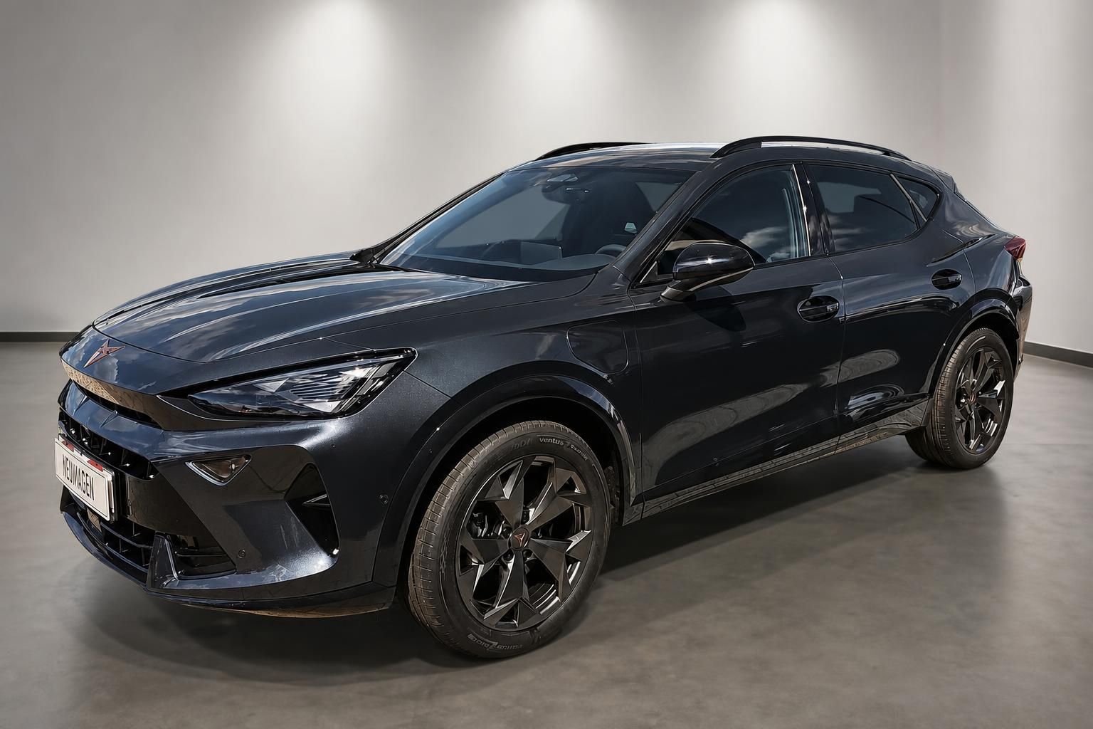 Cupra Formentor in Schwarz, Frontansicht schraeg von vorne im Showroom
