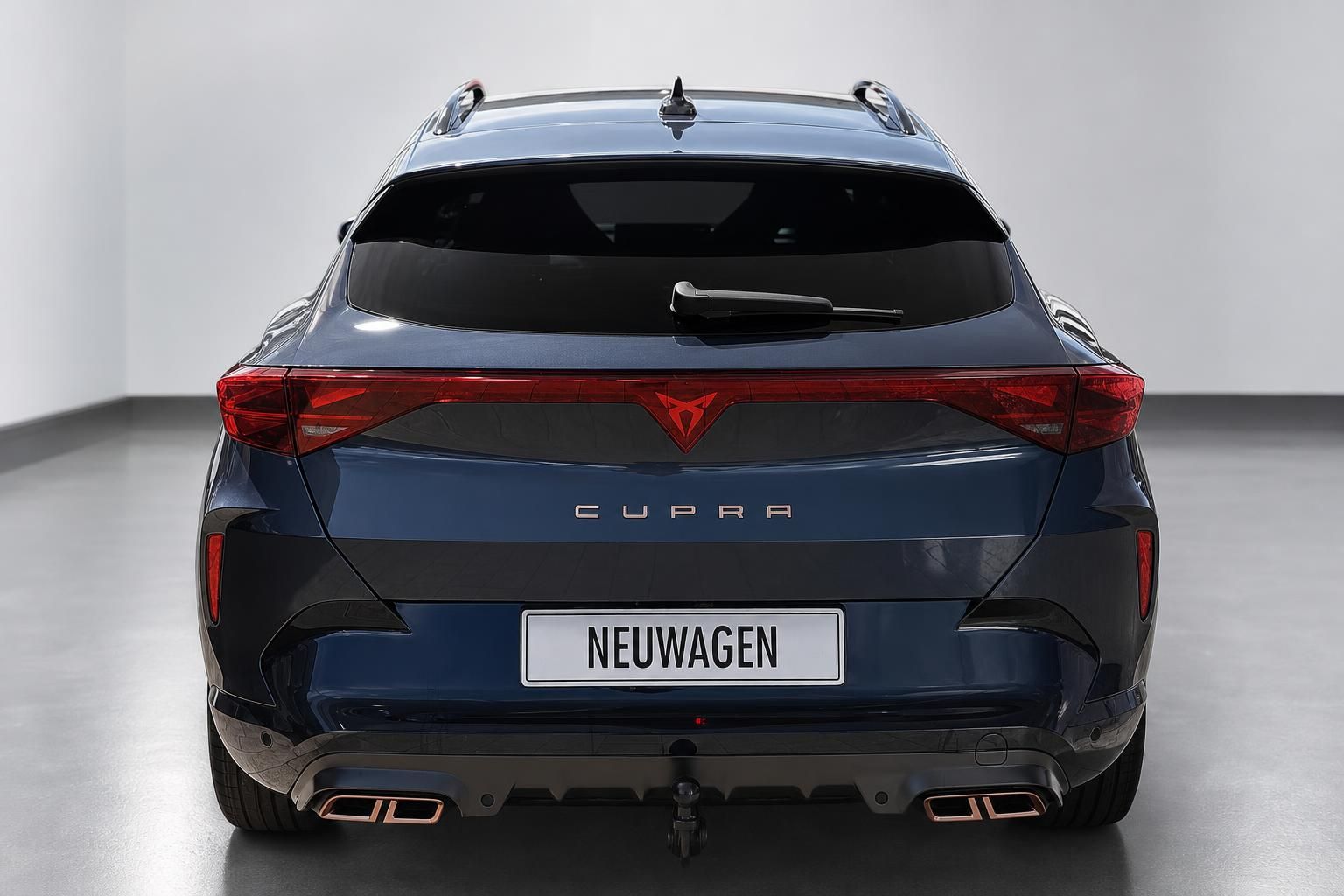 Cupra Formentor blau Heckansicht im Studio