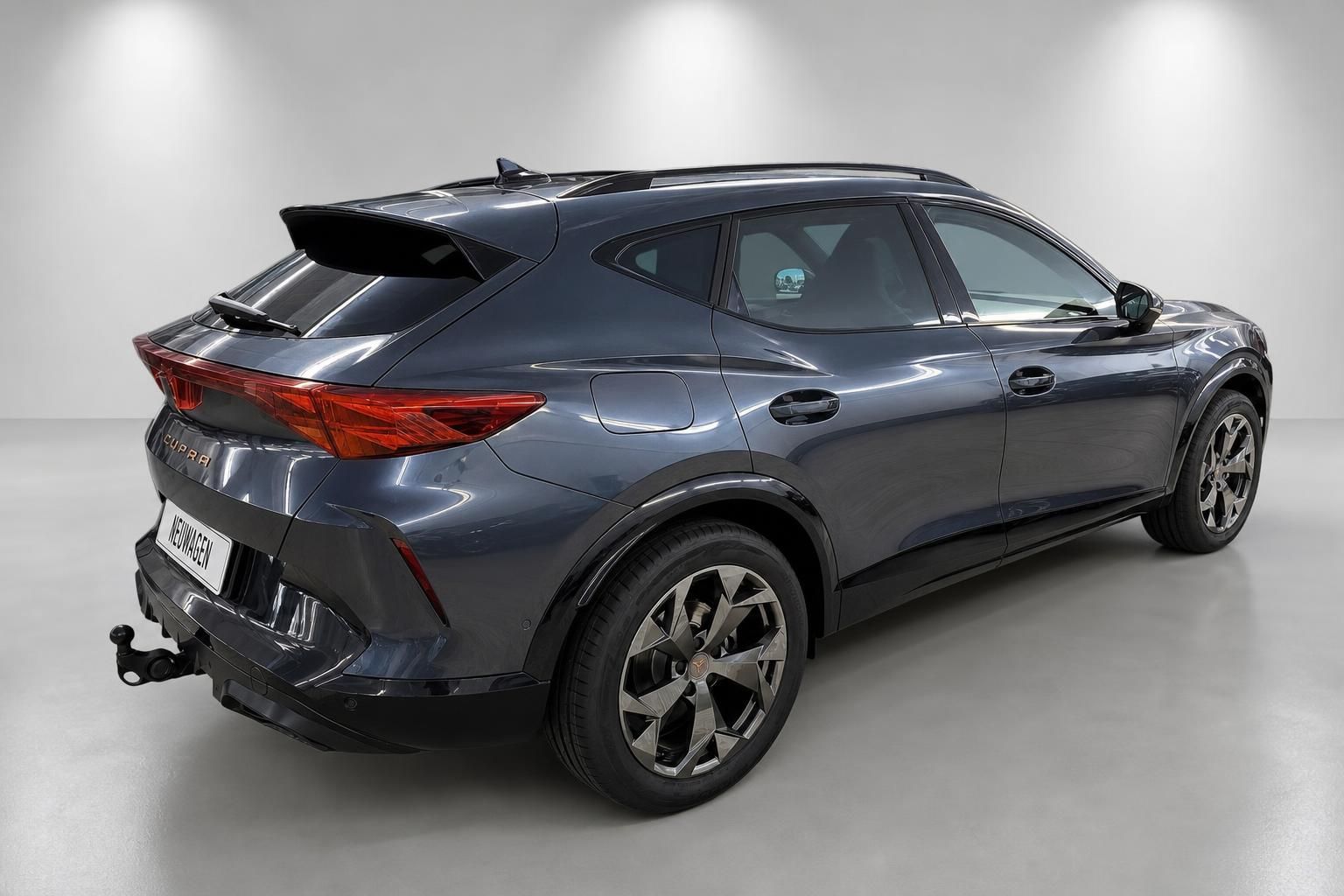 Cupra Formentor grau Heckansicht schraeg im Studio