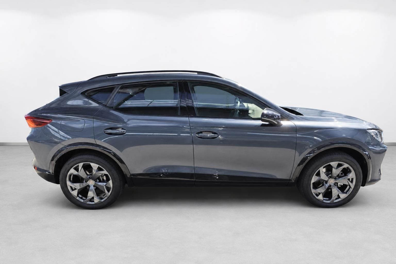 Cupra Formentor grau Seitenansicht Studioaufnahme