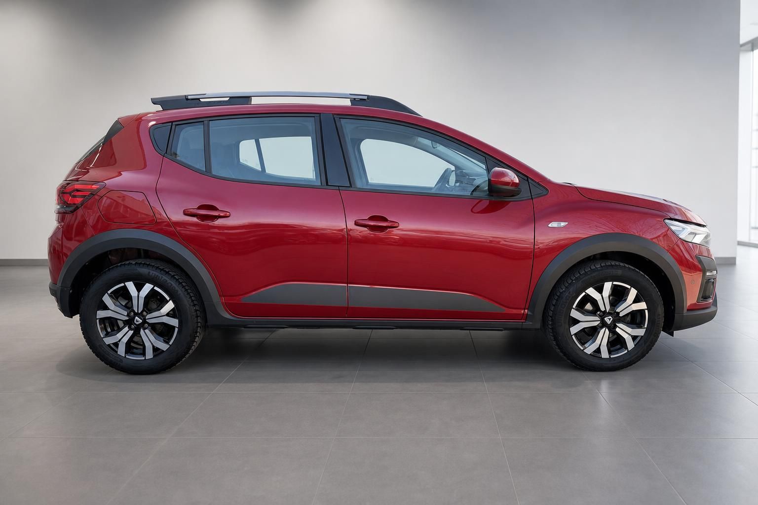 Dacia Sandero Stepway in Rot, Seitenansicht im Showroom