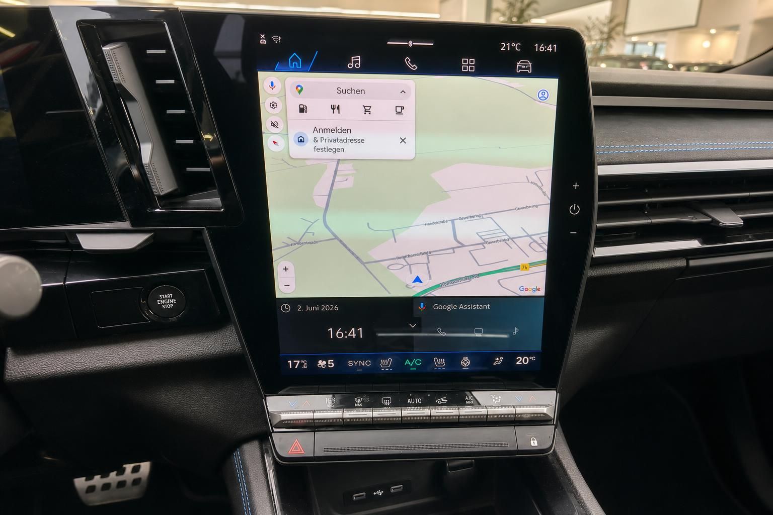 Touchscreen Infotainment-System mit Navigationskarte und Klimasteuerung im Auto-Cockpit
