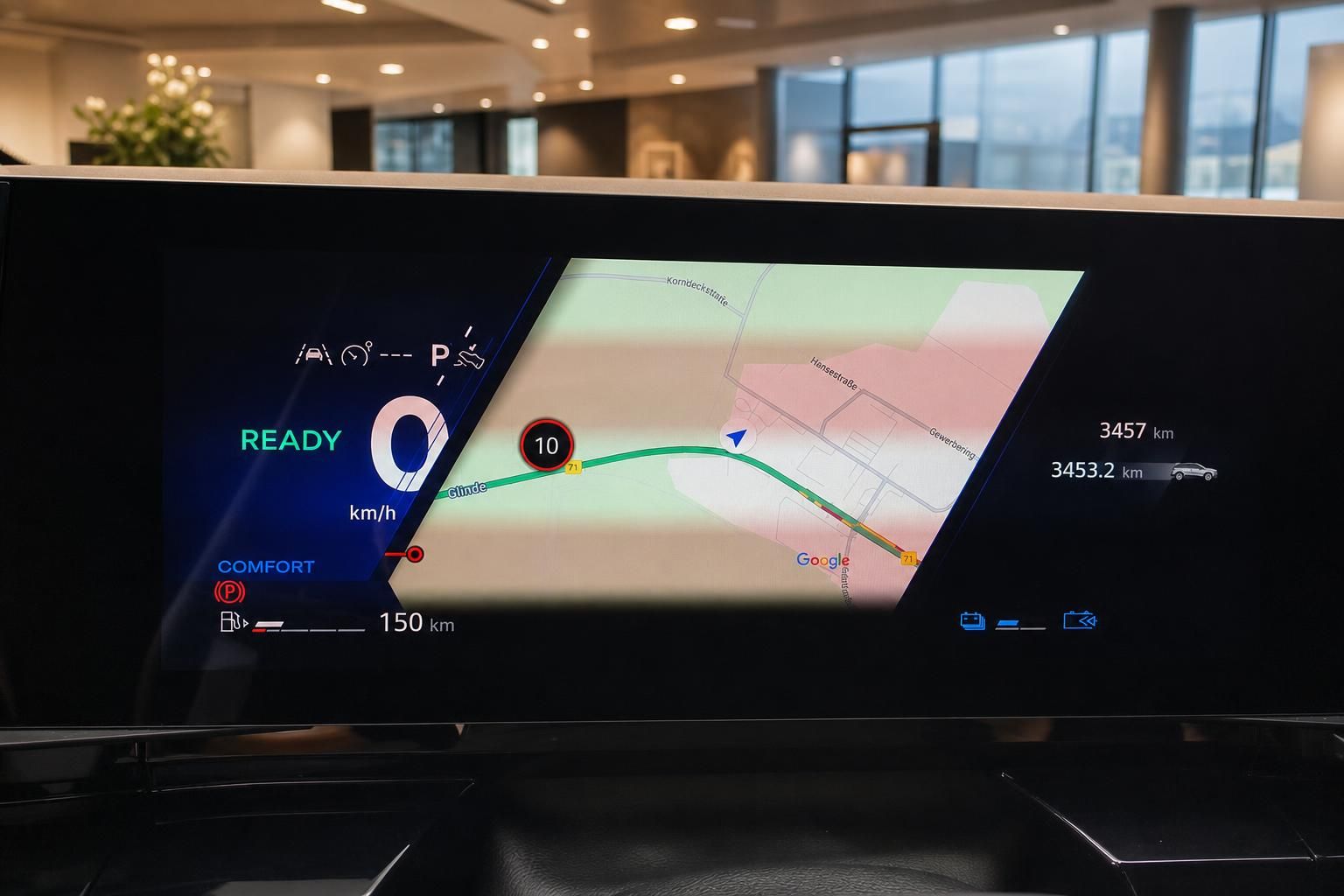 Fahrzeug Navigationsbildschirm mit Google Maps Kartendarstellung und Fahrzeuginformationen im Innenraum