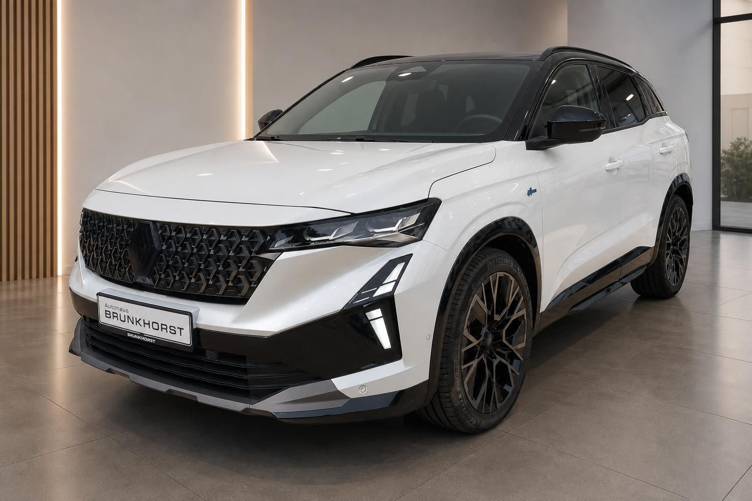Weißer Renault Austral SUV in modernem Autohaus-Showroom - Seitenansicht mit schwarzen Akzenten