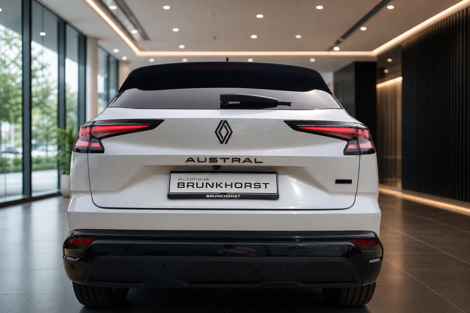 Renault Austral SUV weiß - Heckansicht mit LED-Rückleuchten und AUSTRAL Schriftzug im Autohaus
