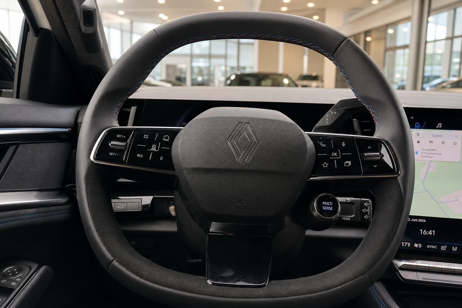 Renault Lenkrad mit Multifunktionstasten und digitalem Cockpit Display im modernen Fahrzeuginnenraum
