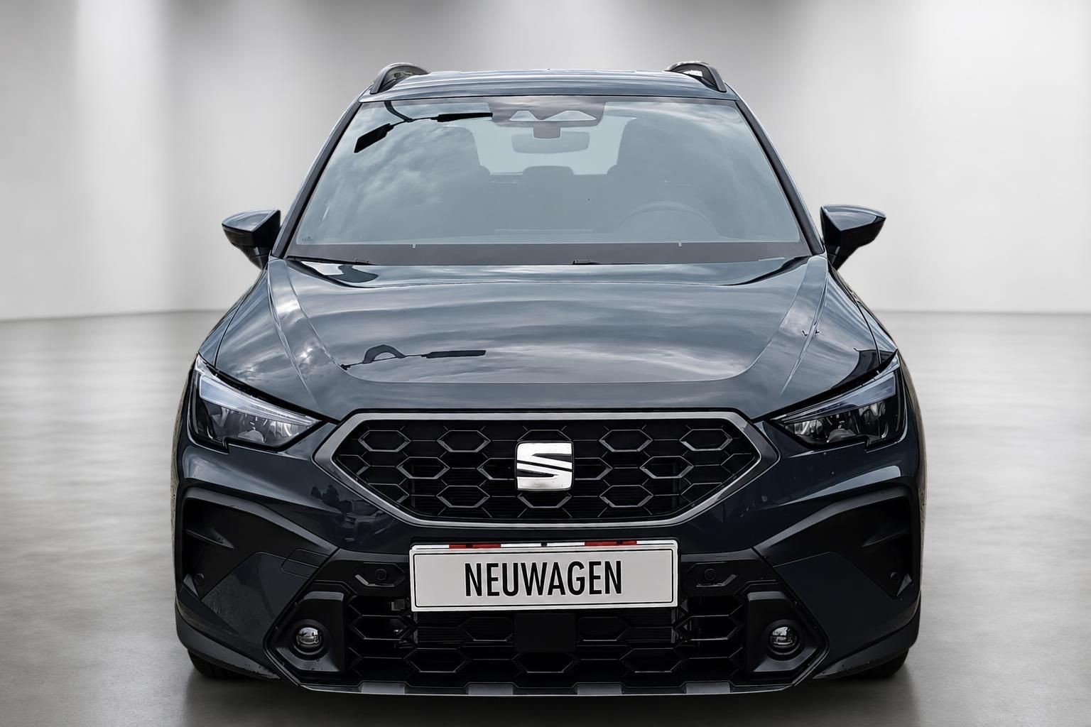 SEAT Arona Frontansicht mit Kuehlergrill im Studio