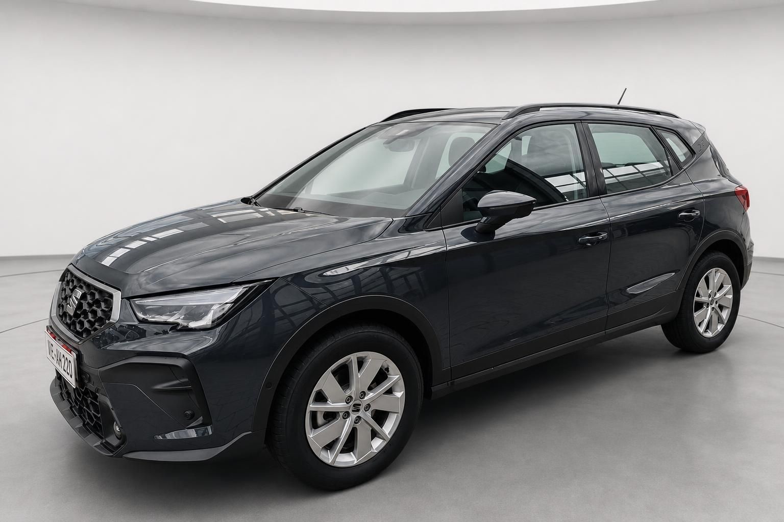 SEAT Arona Schwarz, Frontansicht schraeg im Studio