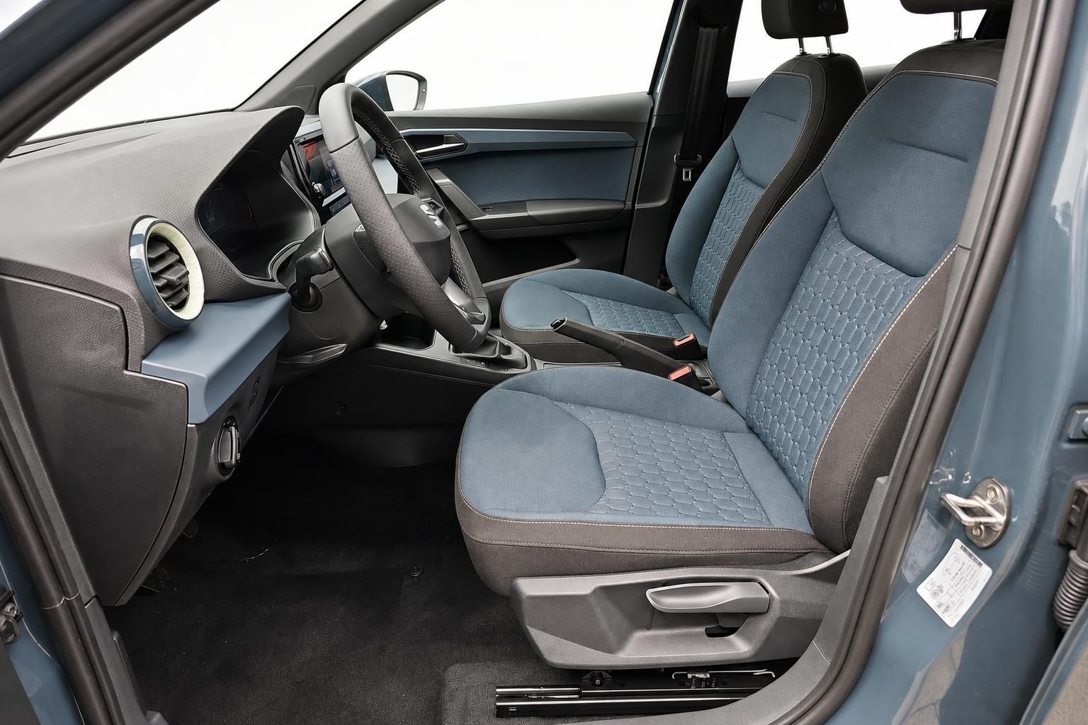 SEAT Innenraum mit blauen Sportsitzen und Cockpit im Detail
