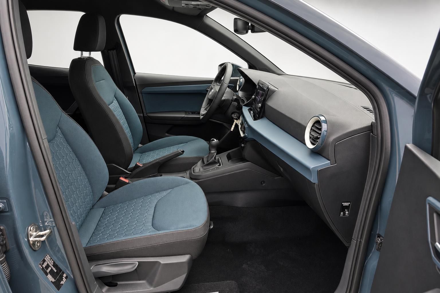 Blick auf Fahrersitz und Armaturenbrett des SEAT von der Beifahrerseite