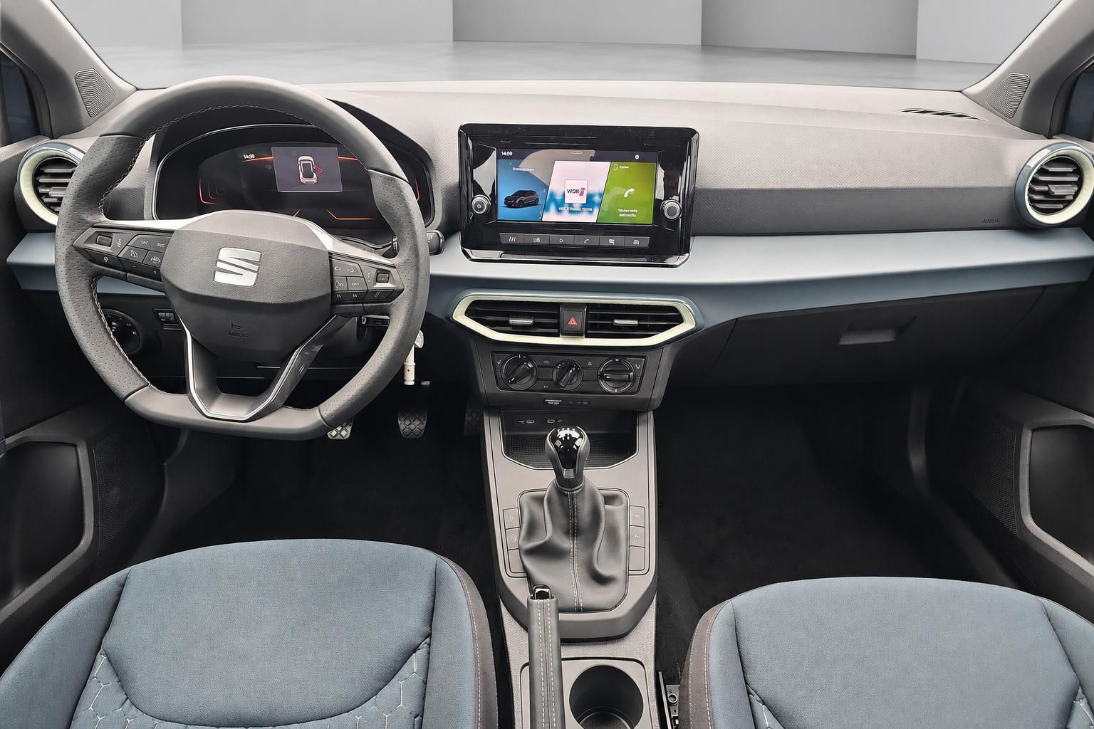 SEAT Cockpit mit Lenkrad, Touchscreen und Mittelkonsole im Detail
