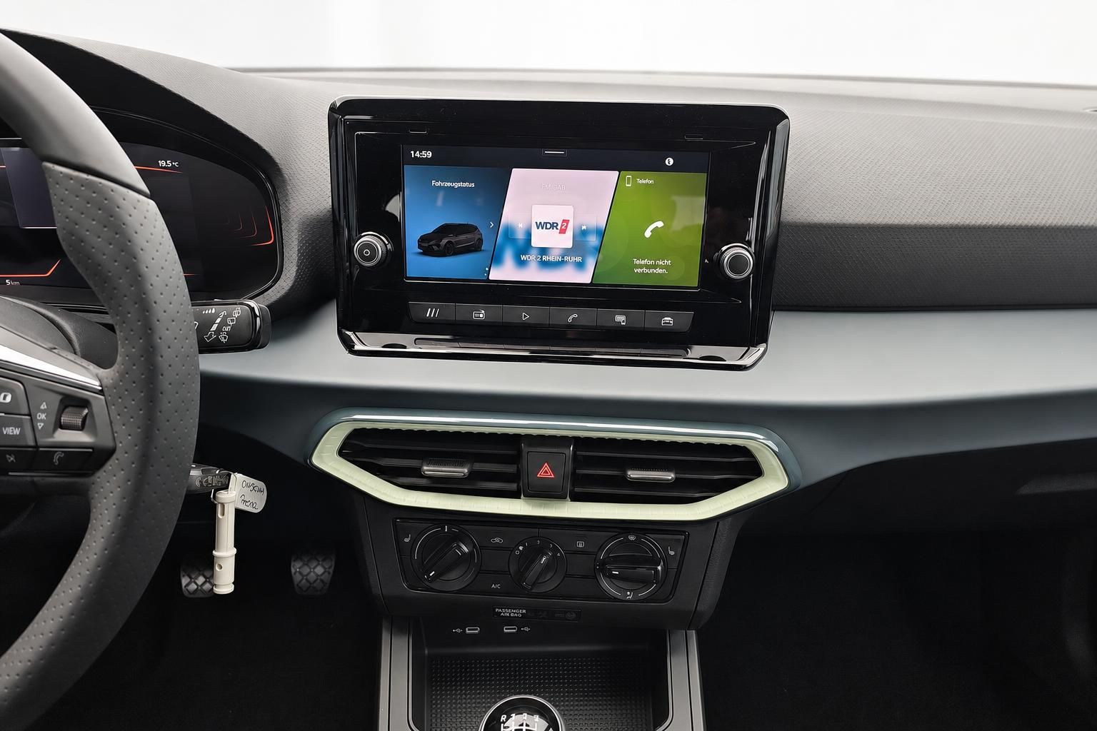 Infotainment-Display und Lueftungsduesen im SEAT Innenraum