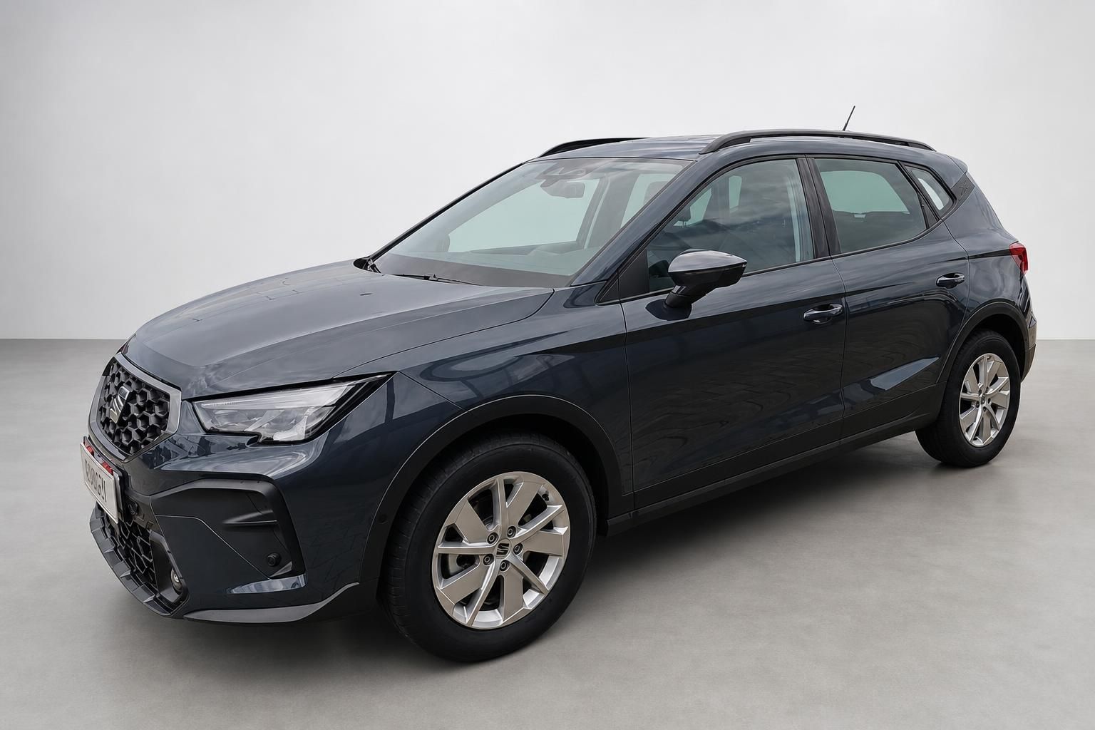 SEAT Arona SUV in Dunkelgrau, Frontansicht schraeg im Studio