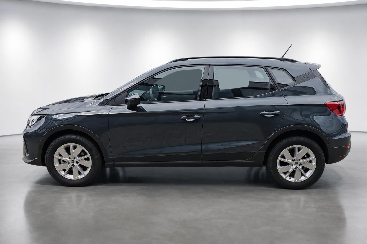 SEAT Arona Seitenansicht in Dunkelgrau mit Leichtmetallfelgen