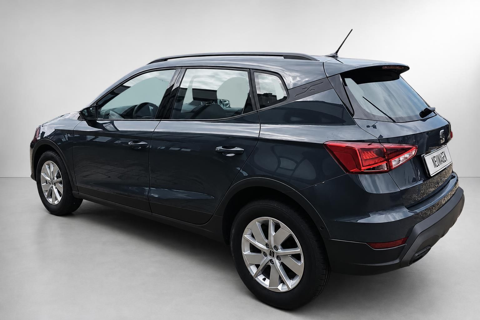 SEAT Arona Heckansicht schraeg, dunkelgrauer Lack und Ruecklichter