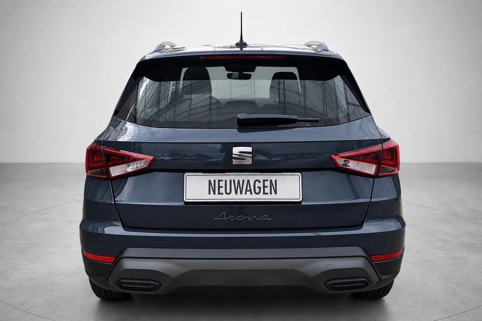 SEAT Arona Heckansicht in Blau mit Kennzeichen und Rueckleuchten