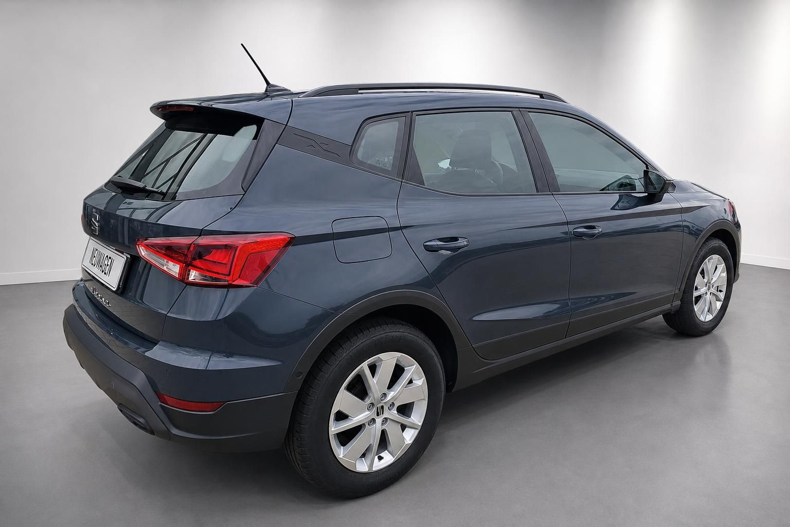 SEAT Arona in Grau, Heckansicht schraeg im Studio