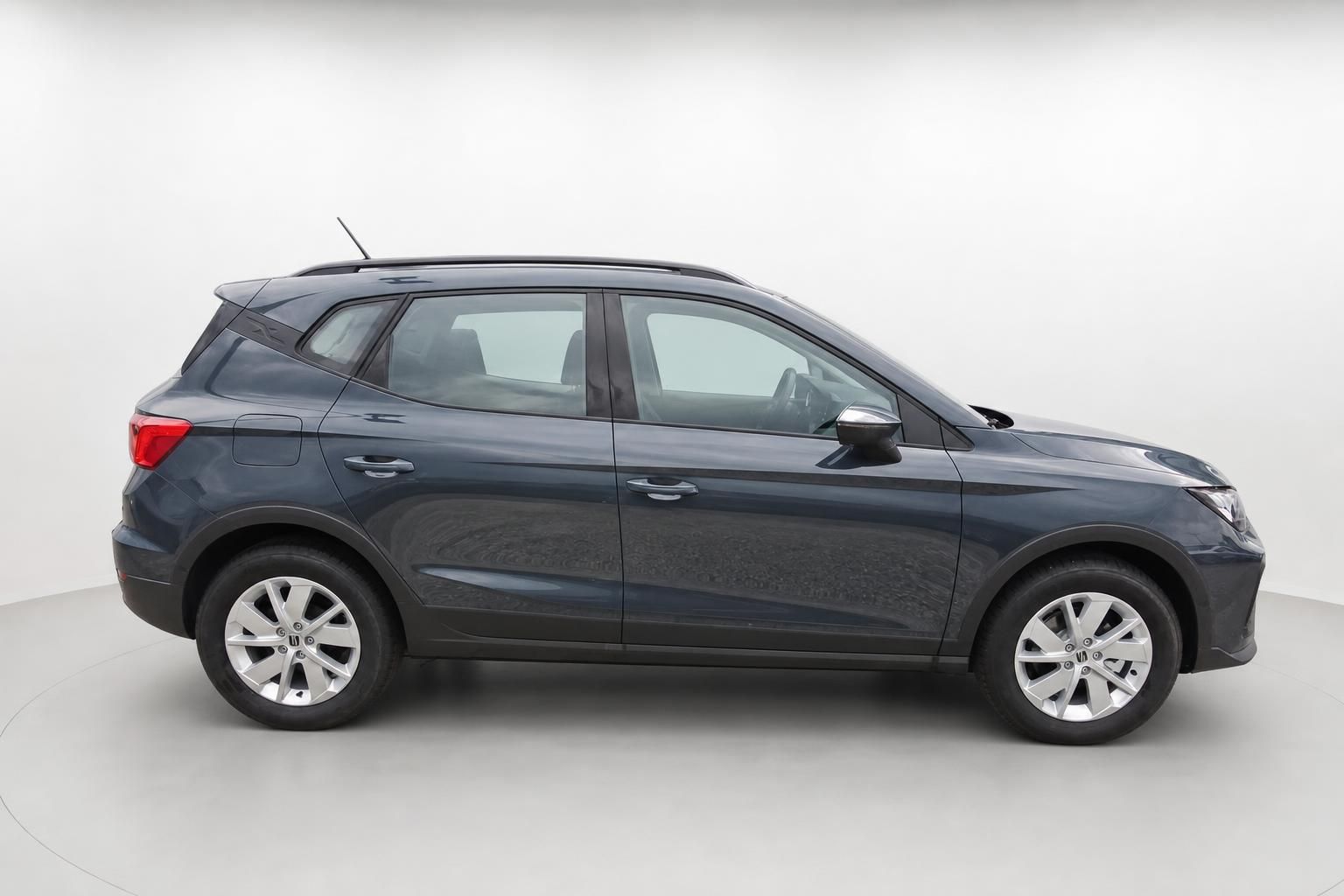 SEAT Arona in Dunkelgrau, Seitenansicht im Studio