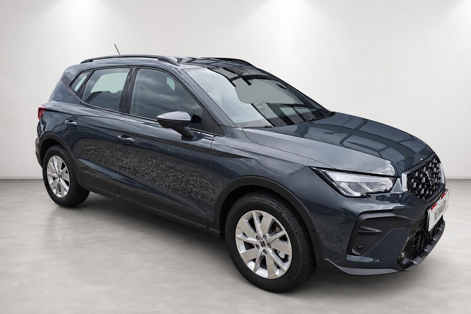 SEAT Arona Grau, Frontansicht schraeg im Fotostudio