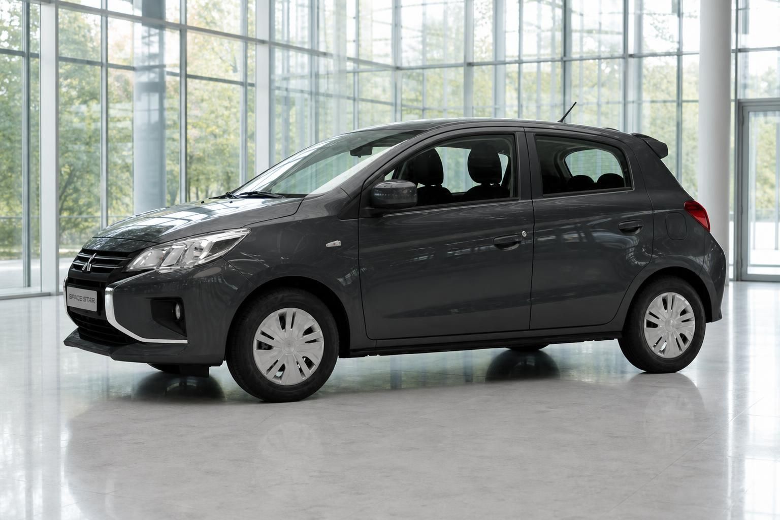 Mitsubishi Space Star grau Seitenansicht schräg vorne im Showroom, 5-türiger Kleinwagen