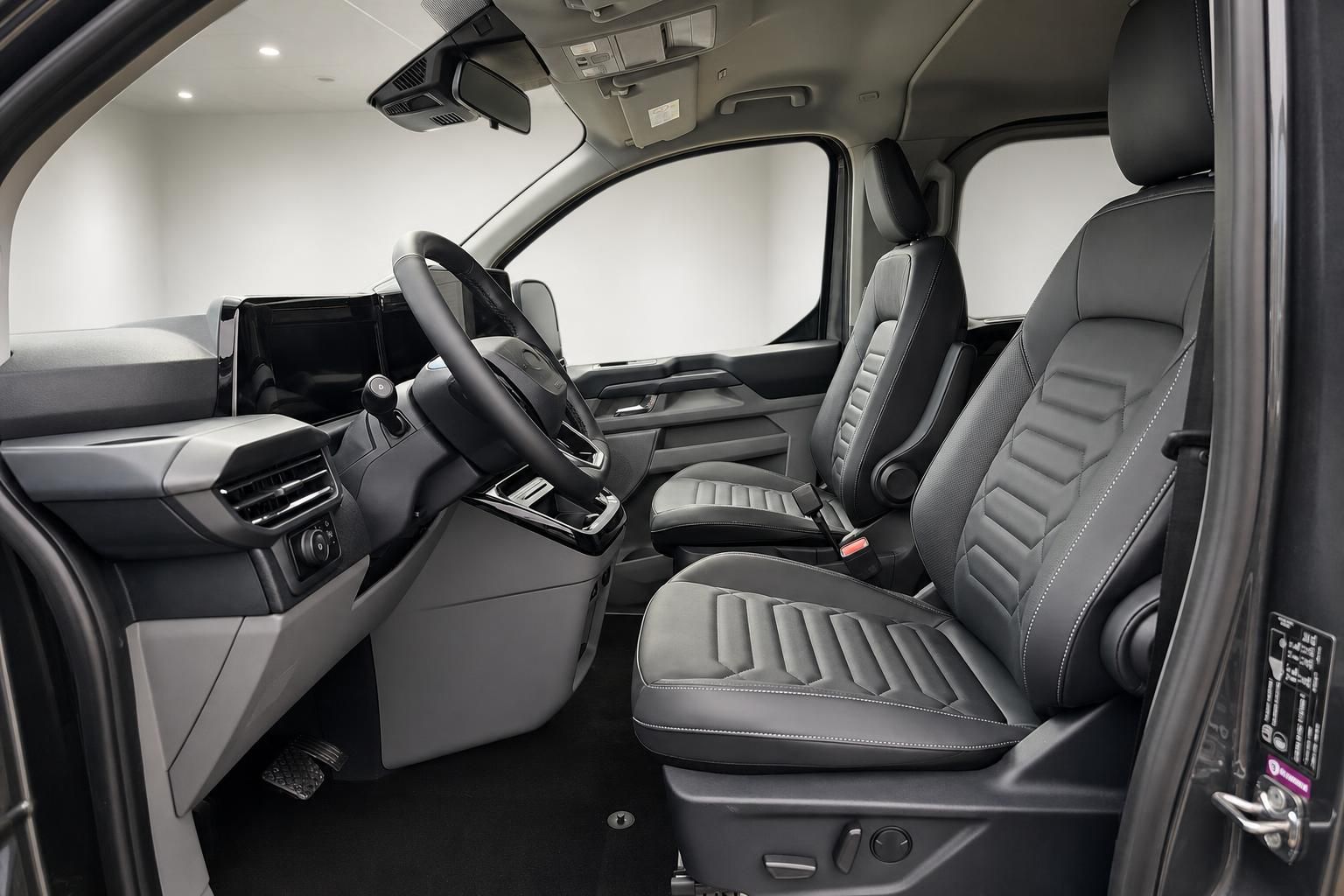 Ford Tourneo Custom Fahrerraum mit Ledersitzen und Armaturenbrett