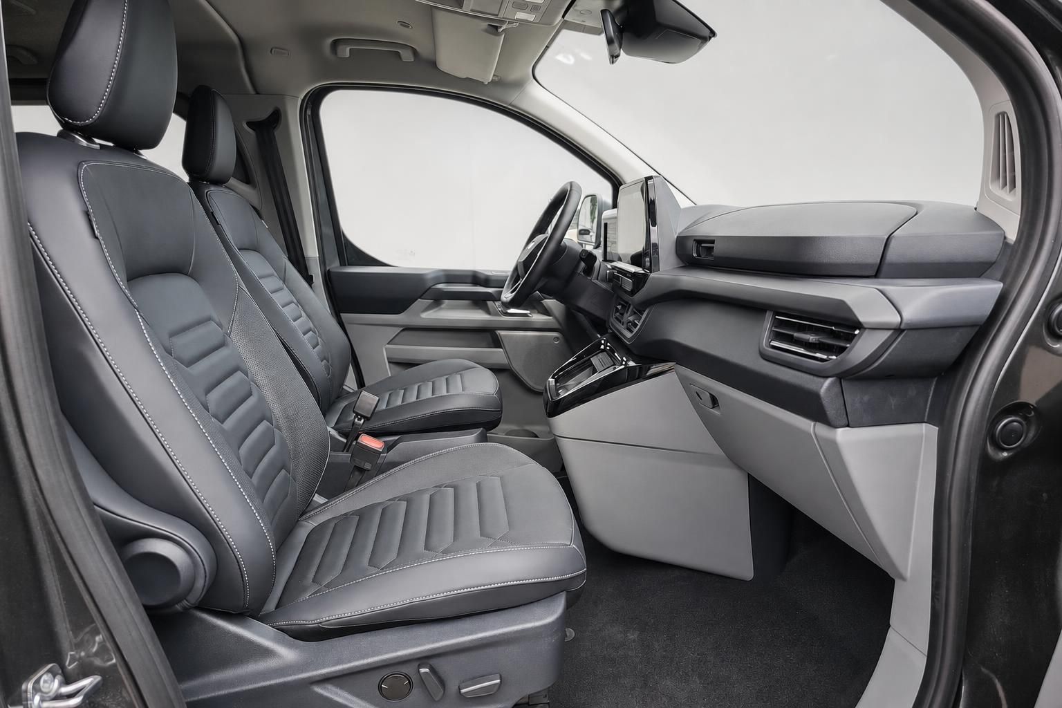 Ford Tourneo Custom Innenraum mit Vordersitzen und Cockpit Ansicht