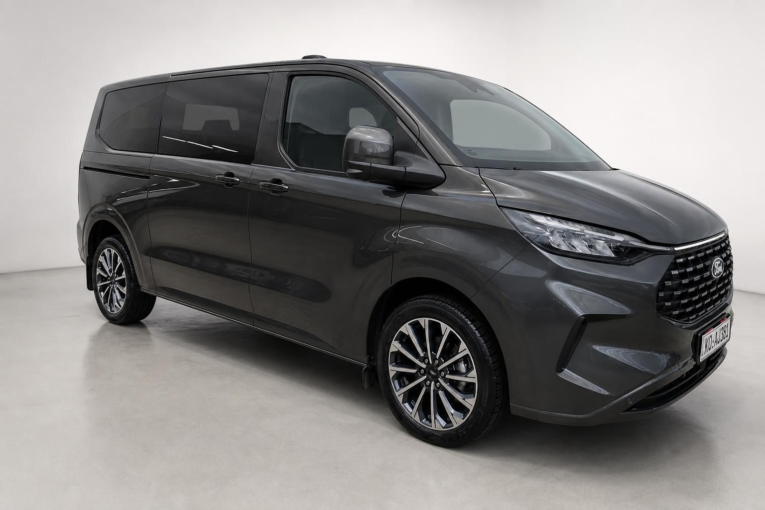 Ford Tourneo Custom in Grau, Frontansicht schraeg im Studio