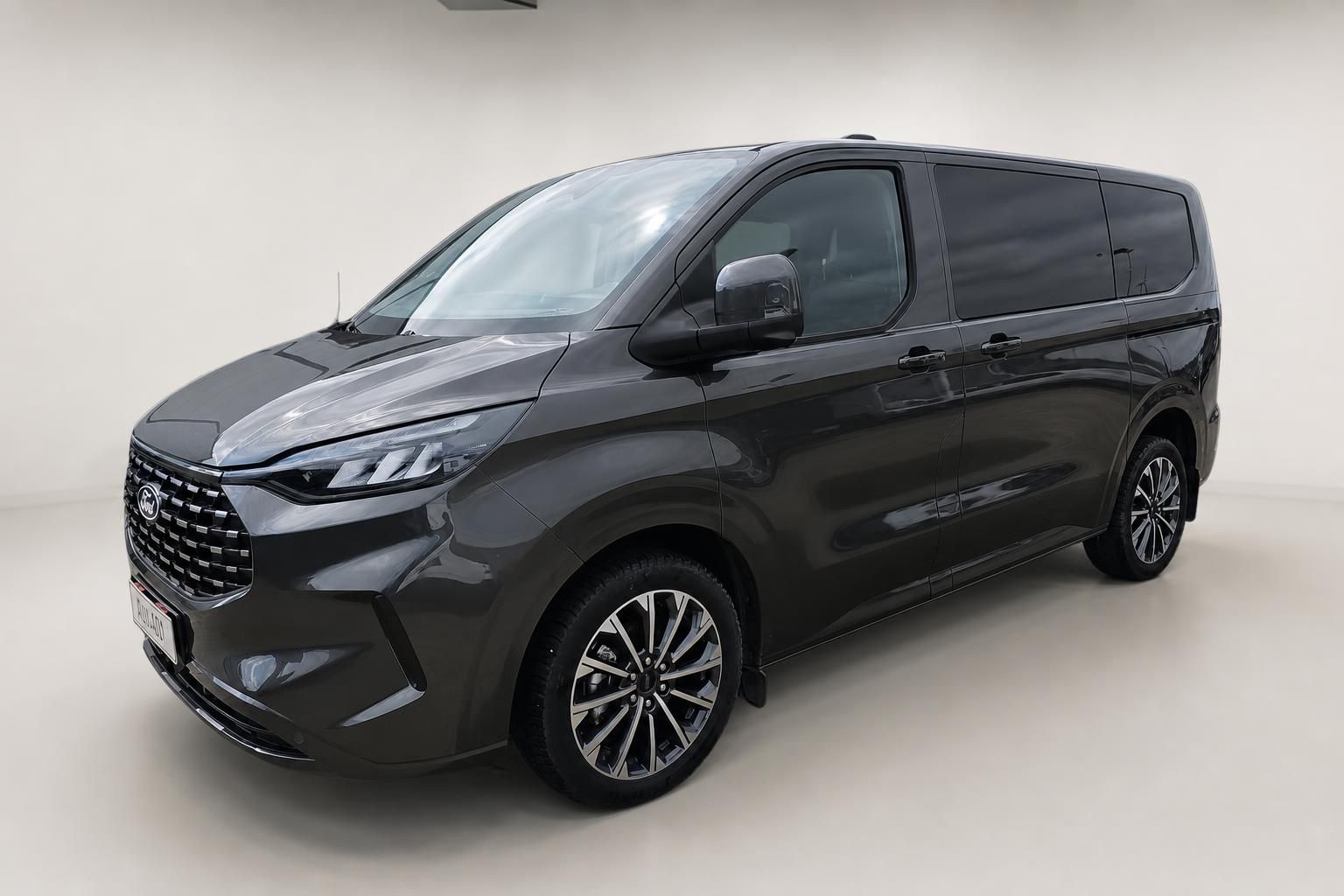 Ford Tourneo Custom in Braun, Frontansicht schraeg im Studio