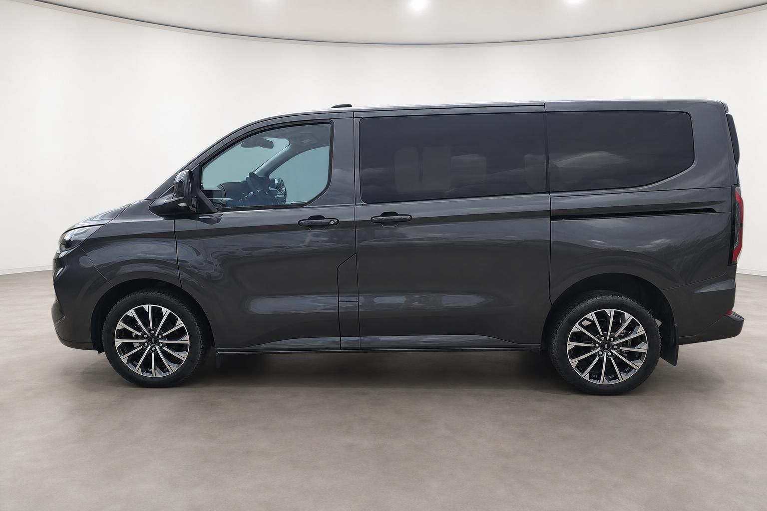 Ford Tourneo Custom in Grau, Seitenansicht im Fotostudio