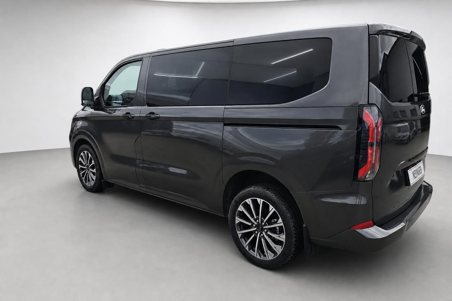 Ford Tourneo Custom in Grau, Heck-Seitenansicht