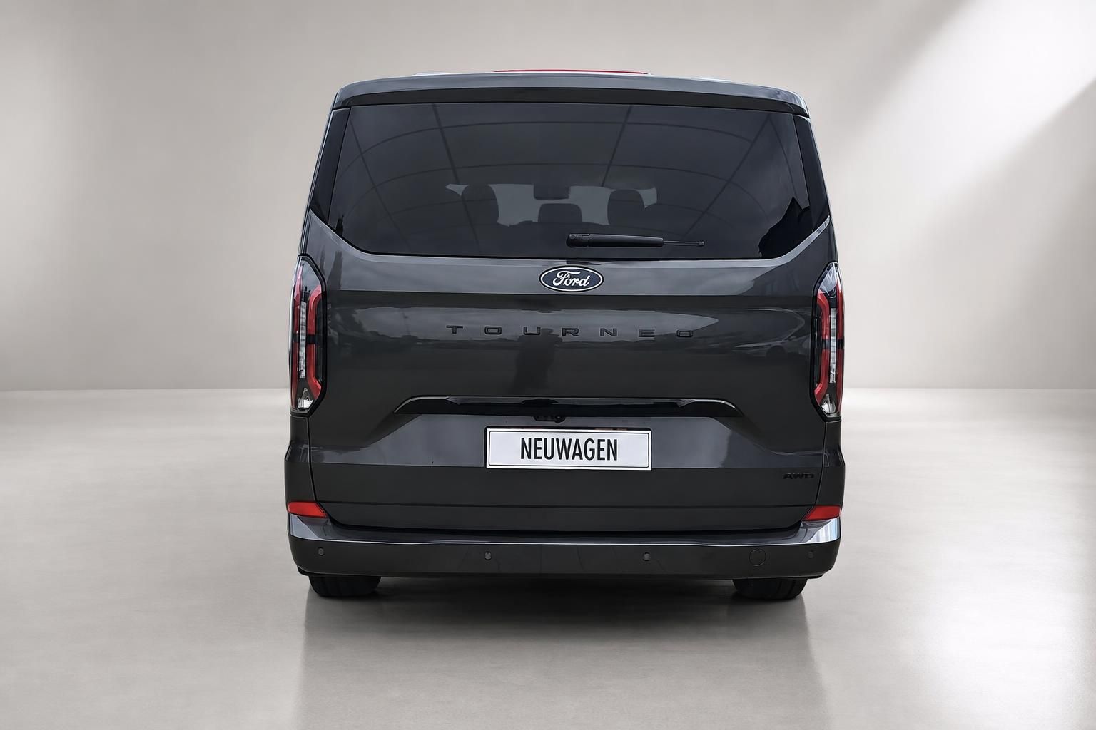 Ford Tourneo Custom in Grau, Heckansicht im Studio
