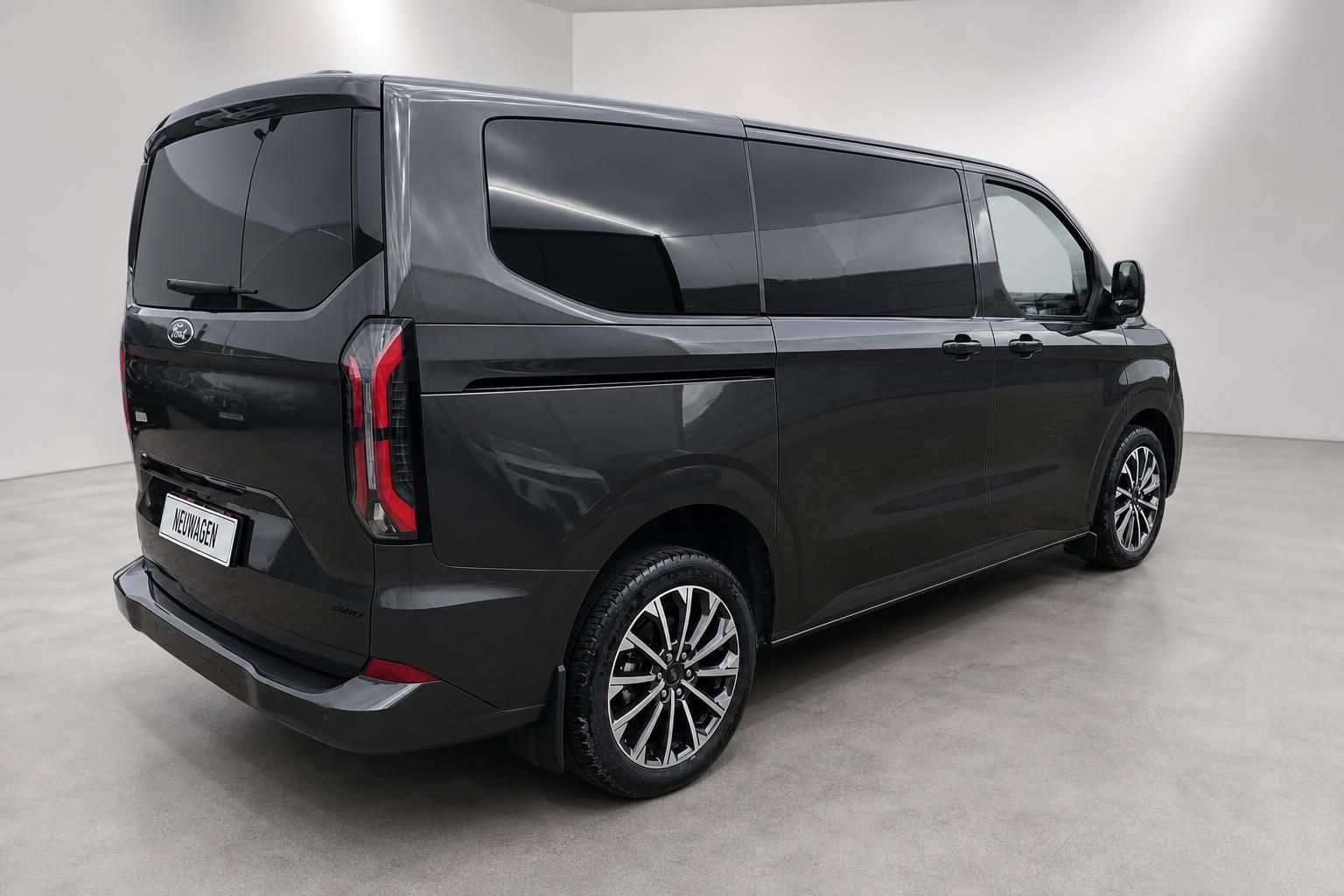 Ford Tourneo Custom in Schwarz, Heck-Seitenansicht